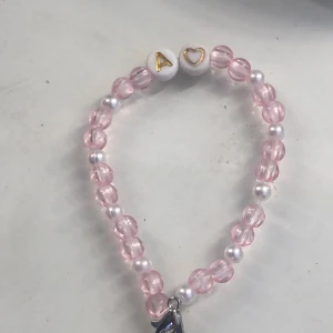 Rosa armband🤍 - Ett jättefint armband som man själv får välja färg och bokstav på🤍Pärlorna finns i rosa, beige. Gul, ljusblå, mörkblå + grön🤍pris går alltid att diskutera🤍