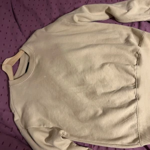 Beige sweatshirt - Jätte snygg och skön perfekt för vädret och köptes för 150kr och säljs för 75kr