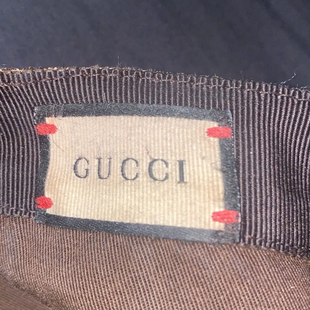 Använd beige gucci keps äkta, tyvärr inget kvitto eller box men kan skicka över många videos och bilder så kan du legit checka. Accessoarer.