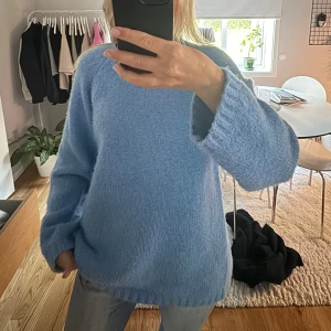 Stickad tröja - Säljer en blå stickad tröja från bikbok. Knappt använd och slutsåld på hemsidan. Jättesjuk och skön med långa armar.