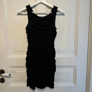 Svart tight klänning - Använd fåtal gånger, mycket stretch så den formar sig fint om kroppen. Storlek XS, köparen står för frakten <3