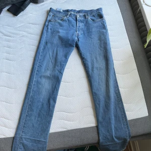 Levis 501 jeans i blått - Säljer ett par klassiska Levis 501 jeans i blått. De har en rak passform. Storlek 32x34 och sitter sann till sin storlek säljs då de dessvärre inte passar längre. Kom pm för mer bilder eller frågor