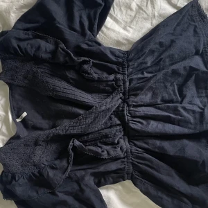 Blus  - Intresse koll på min jdy blus i mörkblå storlek xs är osäker då den är fortfarande en favorit i min garderob 