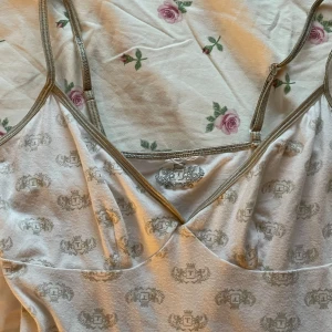 Spetslinne - Sött linne med detaljer Stretchar bra