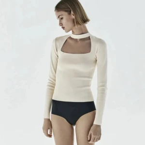 zara choker tröja beige - har en liiiten defekt vid höger arm därav priset, inget man tänker på