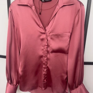 Zara blus  - Blus från Zara i storlek M. 