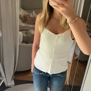 Vit topp - Sååå söt! Säljer då den inte kommer till användning! Är i storlek 146/152 men passar bra på mig som har storlek s. 