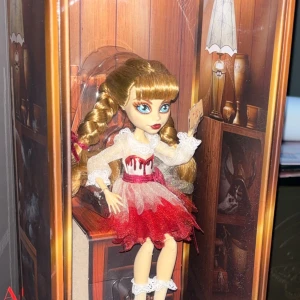 MONSTER HIGH collector Annabelle docka  - Dockan har öppnat och tagits ur, men jag har satt tillbaka henne och satt fast henne, hon saknar sin väska, hon kommer med både original boxen och sin ställning, vanligt vis säljs hon vidare för 1600 men jag sänker priset  pga väskan