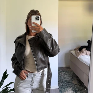 Skinnjacka från zara  - Säljer min gröna skinnjacka från zara, storlek xs. 