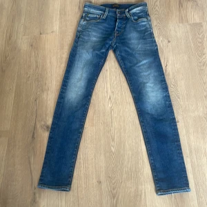 Jack and Jones jeans  - Fräscha Jack and Jones jeans  Slim fit Ganska små i midjan