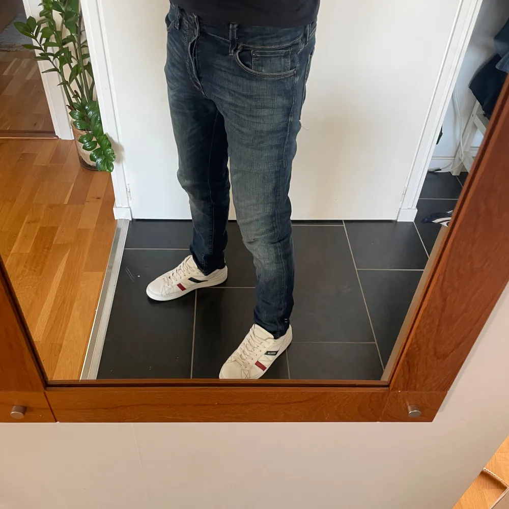 Tjena, säljer mina Jack and Jones Jeans  i den trendiga modellen Glenn. Jeansen är knappt använda, cond 8/10. Nypris: 1100kr, hör av er vid minsta intresse// Anton. Jeans & Byxor.