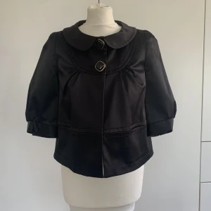 Satin jacka - Svart satinjacka ifrån Zara i storlek S som är i nyskick. Den kan användas både med underplagg och utan underplagg. Passar perfekt nu i höst!🍁🍂