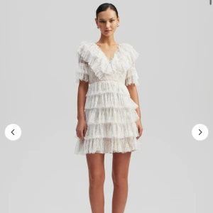 Ny by malina klänning - By Malina klänning säljes, köpt för 2800 och använd endast en gång så den är i nyskick. Skriv vid frågor eller intresse 