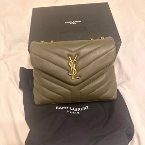 Ysl loulou bag  - YSL loulou bag i kahki färg, tyvärr kommer väskan inte till användning så mycket och därav tänkte jag kolla intresset på den. Kartong och dustbag finns men tyvärr inte kvitto, jättefint skick och inga defekter. 
