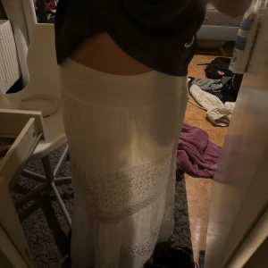Lång kjol - Denna vita lång kjol har endast använts en gång, jätte skön och skulle passa S och xs