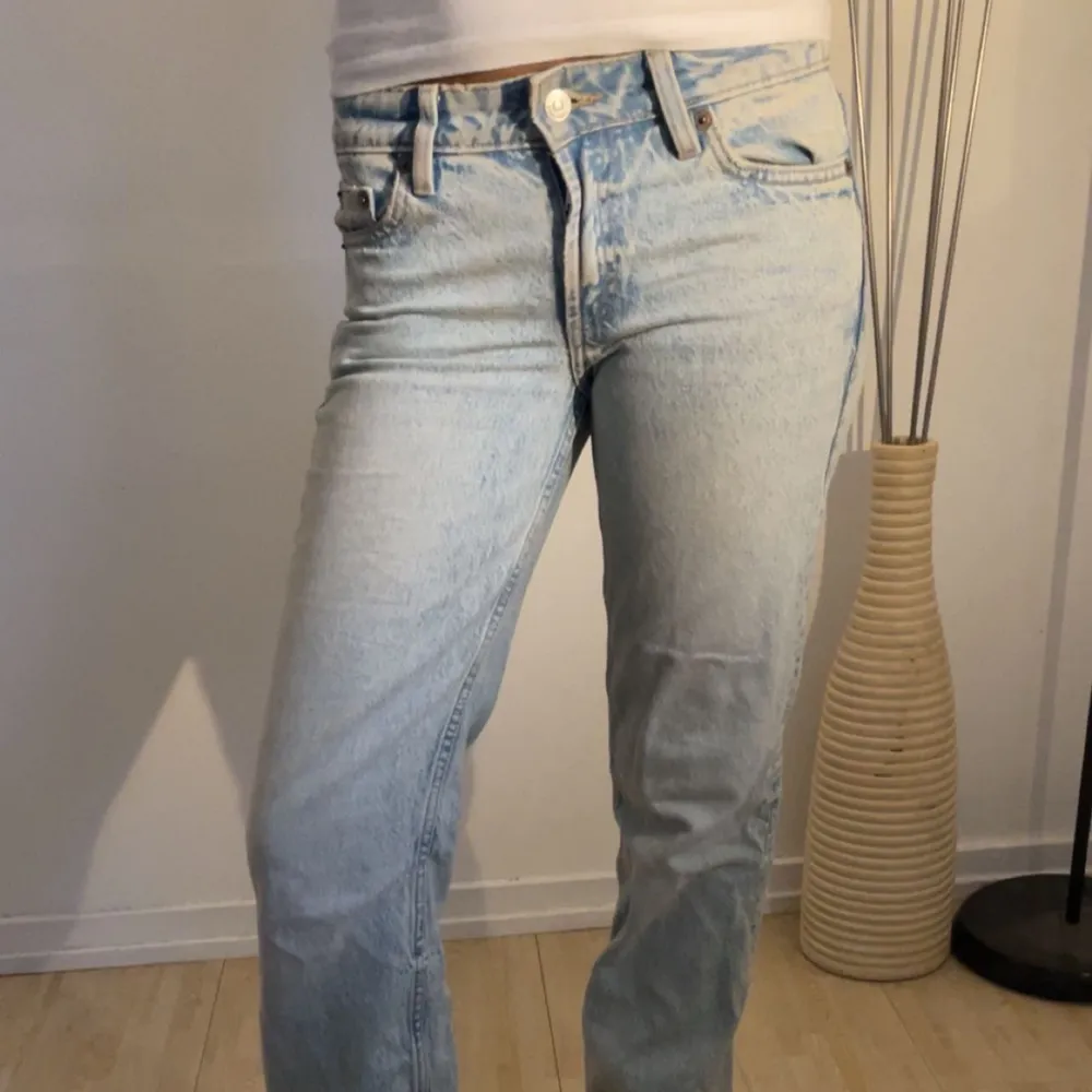 Storlek 32 Lågmidjade straight/bootcut jeans från zara Nypris-600kr Använd 2-3 gånger. Jeans & Byxor.