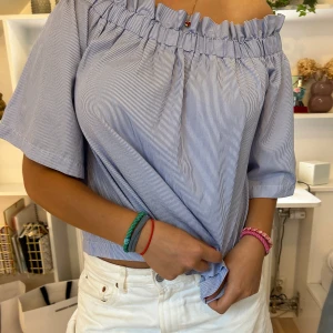 Blå och vitrandig blus🤍🩵 - Jättefin offshoulder blus🤍🩵