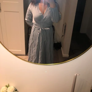 klänning - en ljusblå fin klänning. knappt använd