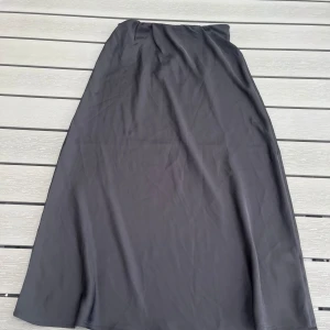 Satin kjol - Säljer denna oanvända med prislapp kvar. I storlek 170 men passar även xs,s,m.