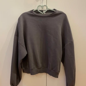 Grå tjocktröja  - En grå tjocktröja från nelly! Skicket är bra💕 tröjan är oversize passform