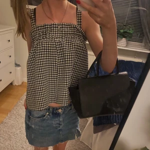 Hm topp - Säljer denn gulliga topp som är från hm. Man kan justera banden hur man vill. På bilden har jag knutit så rosetterna är där bak.❤️