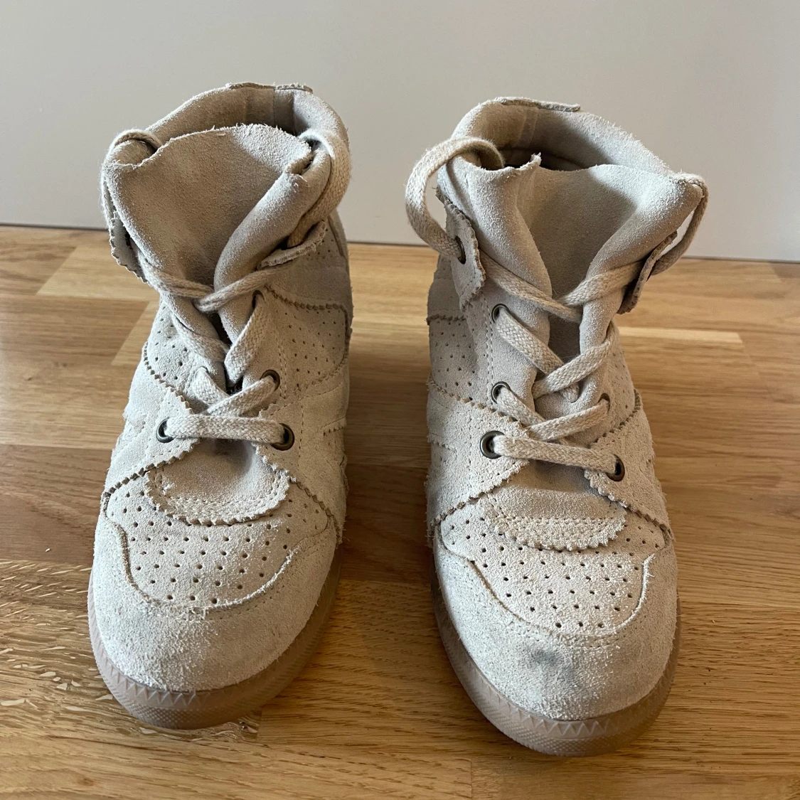 Beige sneakers i mocka - 90