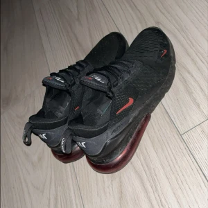 Nike. 270 - Nike 270 haft dom i typ 3månader ska sälja dom för behöver pengarna kan gå ner i pris om de ska behövas