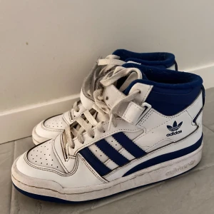 Adidas forum mid  - Vit/blå adidas forum mid  I väl använt skick 