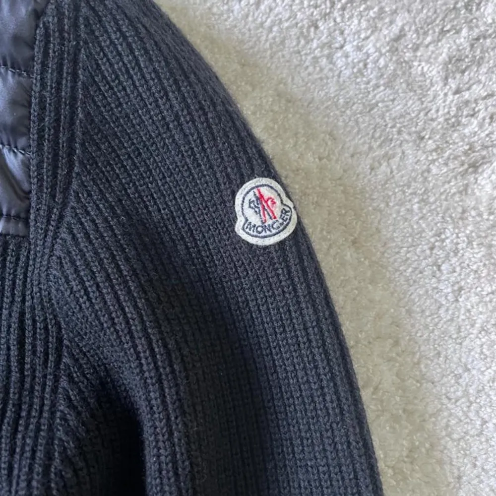 Tja säljer nu en nästintill ny Moncler cardigan i sällsynt modell! Storlek M men sitter som S! Säljer för endast 2799kr! Kvitto medföljer, priset är ej hugget i sten! Hör av er i dm vid funderingar🙌. Jackor.