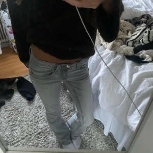 lågmidjade jeans - Säljer dessa SÅ snygga jeans!! Endast använd ett fåtal gånger, priset går att diskutera! köp inte på köp nu!!💕 Vad jag kan se är även dessa helt slutsålda!