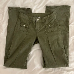 Jättesnygga gröna jeans - Säljer dessa jätte jätte snygga jeans då ja har väldigt många och behövde rensa ut några💘 skriv om ni vill ha fler bilder