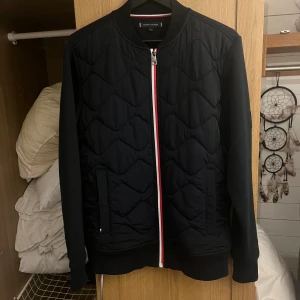 Tommy Hilfiger Cardigan - Säljer nu denna feta cardigan för endast 750kr. Nypris 2 500 Inget fel på den. det vill säga inga hål, inga fläckar o.s.v Knappt använt den Köpt på NK i stockholm  .perfekt nu till hösten