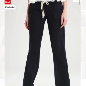 Roxy linnebyxor svarta  - Säljer dessa Roxy linnebyxor. Endast testade då det var för korta. (Jag är 1,72) 