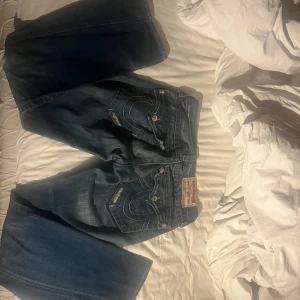 True religion jeans - Säljer mina vintage true religion jeans då dom inte används. I modellen Joey som är lågmidjad och bootcut. Strl 28/33 och sann till storlek. Passar S💓💓