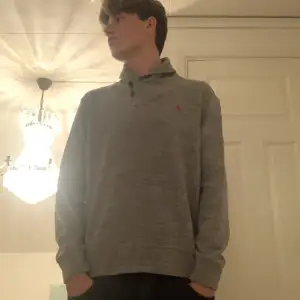 Säljer en stilren grå hoodie från Ralph Lauren. nästan nyskick lite missfärgning vid nacken inget man ser endast 649 skick 9/10