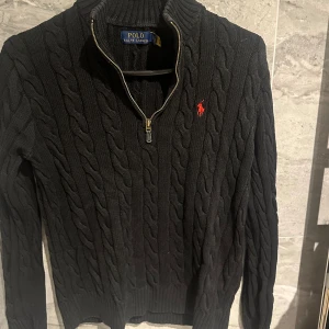 Polo Ralph Lauren Tröja - Äkta Polo Ralph Lauren stickad tröja,  Herr storlek S, Begagnad. Ni står för frakten.