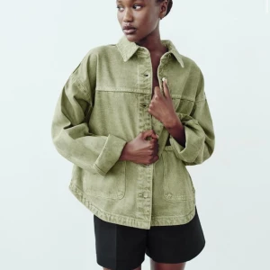 Grön zara jacka - Helt ny jacka från zara, kommer inte till användning tyvvär.