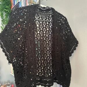 Bolero - Virkad bolero i superskick. Märkta storleken är XL men sitter bra på mig som vanligtvis bär M.