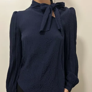 & Other Stories marinblå knytblus - Marinblå knytblus från & Other Stories i fint och felfritt skick. Blusen har ett diskret leopard mönster. 