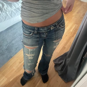 lågmidjade jeans  - lågmidjade jeans, dragkedjan är av men de kan man laga och ett hål där bak