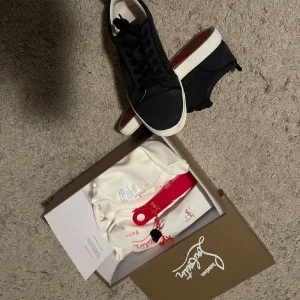 christian louboutin - Hej! Säljer mina christian louboutin skor.  Storlek 41, skorna är väldigt unika samt väldigt svåra att få tag på. Det som ingår är Box, skosnöre påse till varje sko samt skohorn, samt det som finns på bilden. Bara hör av er vid minsta fundering. 
