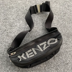 KENZO LOGO PRINTED NYLON BELT BAG - Äkta Kenzo midjeväska som får plats med det mesta. Otroligt bra skick. Köpt på Luisaviaroma hemsida. Storlek: Onesize. Nypris: 145 euro. Hör av er vid eventuella frågor!