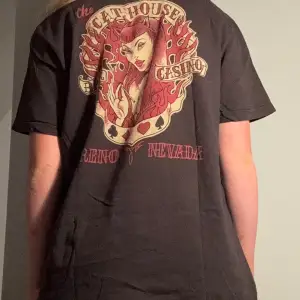 Vintage t-shirt med stort tryck bak och tryck för ena bröstet fram. Kontakta för mer info. Går att få paketpris vid kör av flera t-shirts, kolla profil. 