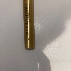 GrandeLASH-MD Lash Enhancing Serum - Säljer ett ögonfransserum från GrandeLASH-MD. Det kommer i en snygg guldfärgad tub och är perfekt för att få längre och fylligare fransar. Använd dagligen för bästa resultat! den använd 2 gånger bara 