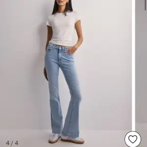 Säljer dessa jeans i färgen light blue denim💙 oanvända med lapp kvar, nypris 549:-, strl xs/32, stretchiga! kan skicka fler bilder vid intresse 🫶🏼