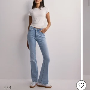 Flared jeans - Säljer dessa jeans i färgen light blue denim💙 oanvända med lapp kvar, nypris 549:-, strl xs/32, stretchiga! kan skicka fler bilder vid intresse 🫶🏼