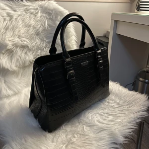 Snygg handväska! - Jättesnygg handväska från Don Donna! Väldigt fint skick!