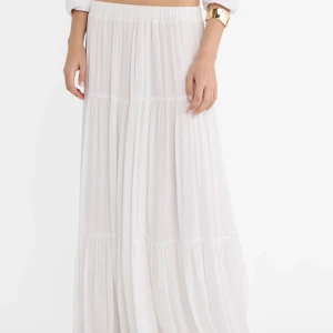 Vit lång kjol - Säljer denna i mycket fint skick. Endast använd en gång. Skriv ifall du har frågor/ eller vill ha mer bilder.