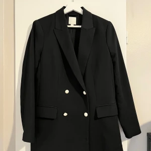 Hm kavaj med vita knappar - Storlek 40  Använder den som overzise klänning/ kavaj. I fint skick 