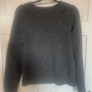 Stickad tröja - Grå stickad tröja från vero Moda i storlek xs, tröjan är sparsamt använd! Du står för frakten
